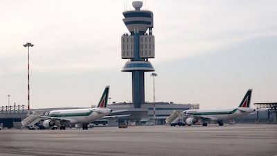 Metade dos passageiros da China que chegam a Milão tem covid Metade dos passageiros da China que chegam a Milão tem covid