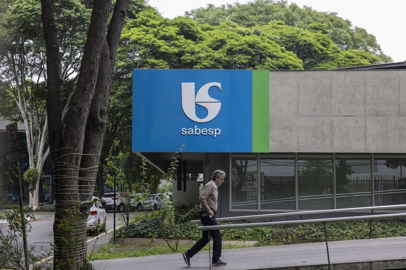 La participación de Sao Paulo en Sabesp podría caer hasta el 18% desde el 50,3% actual, privatizando la empresa. La participación de Sao Paulo en Sabesp podría caer hasta el 18% desde el 50,3% actual, privatizando la empresa.