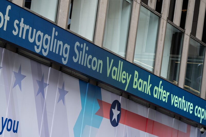 Painel eletrônico em Nova York noticia a crise do Sillicon Valley Bank, que sofreu intervenção do governo (Jeenah Moon/Bloomberg) Painel eletrônico em Nova York noticia a crise do Sillicon Valley Bank, que sofreu intervenção do governo (Jeenah Moon/Bloomberg)