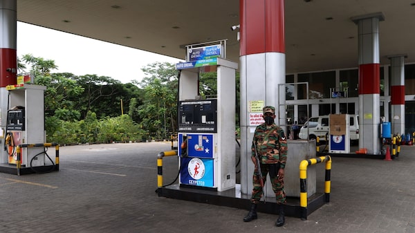 Sri Lanka queda virtualmente paralizada al suspenderse suministro de combustible Sri Lanka queda virtualmente paralizada al suspenderse suministro de combustible