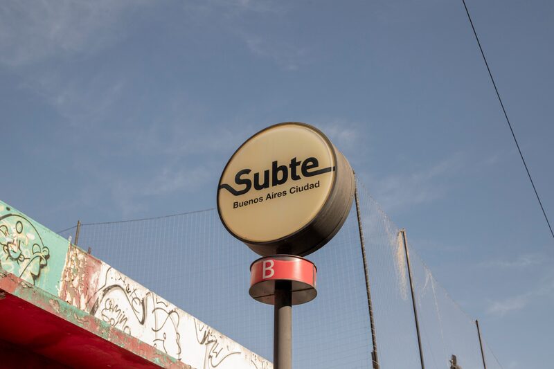 Un cartel del metro Subte en Buenos Aires, Argentina, el miércoles 15 de mayo de 2024. Casi todos los servicios de transporte, incluidos los trenes, se detuvieron el 9 de mayo en una huelga de 24 horas organizada en protesta contra el gobierno del presidente Javier Milei. Un cartel del metro Subte en Buenos Aires, Argentina, el miércoles 15 de mayo de 2024. Casi todos los servicios de transporte, incluidos los trenes, se detuvieron el 9 de mayo en una huelga de 24 horas organizada en protesta contra el gobierno del presidente Javier Milei.