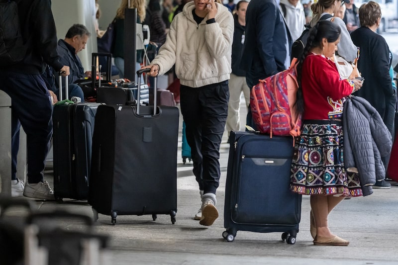 Con la democratización del transporte aéreo y los billetes cada vez más baratos llegó una erosión de la etiqueta. Hoy en día, los aeropuertos están abarrotados Con la democratización del transporte aéreo y los billetes cada vez más baratos llegó una erosión de la etiqueta. Hoy en día, los aeropuertos están abarrotados