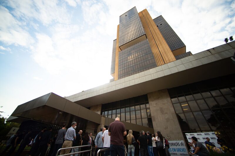 Trabajadores protestan frente al Banco Central de Brasil en Brasilia, Brasil, el miércoles 4 de mayo de 2022. Fotógrafa: Andressa Anholete/Bloomberg Trabajadores protestan frente al Banco Central de Brasil en Brasilia, Brasil, el miércoles 4 de mayo de 2022. Fotógrafa: Andressa Anholete/Bloomberg