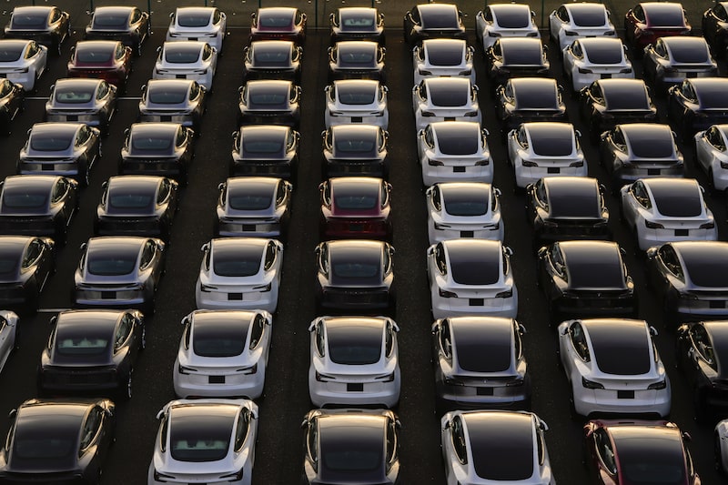 Vehículos Tesla en un aparcamiento tras llegar al puerto de Yokohama, Japón. Fotógrafo: Toru Hanai/Bloomberg. Vehículos Tesla en un aparcamiento tras llegar al puerto de Yokohama, Japón. Fotógrafo: Toru Hanai/Bloomberg.
