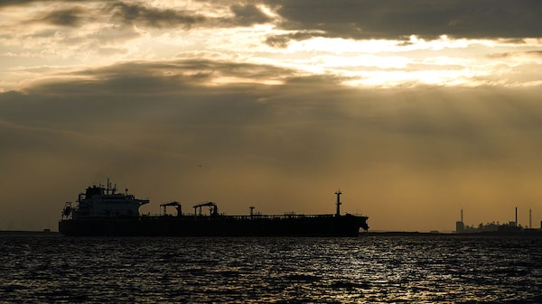 Morgan Stanley reduz projeção para o preço do petróleo e alerta para excesso de oferta Morgan Stanley reduz projeção para o preço do petróleo e alerta para excesso de oferta