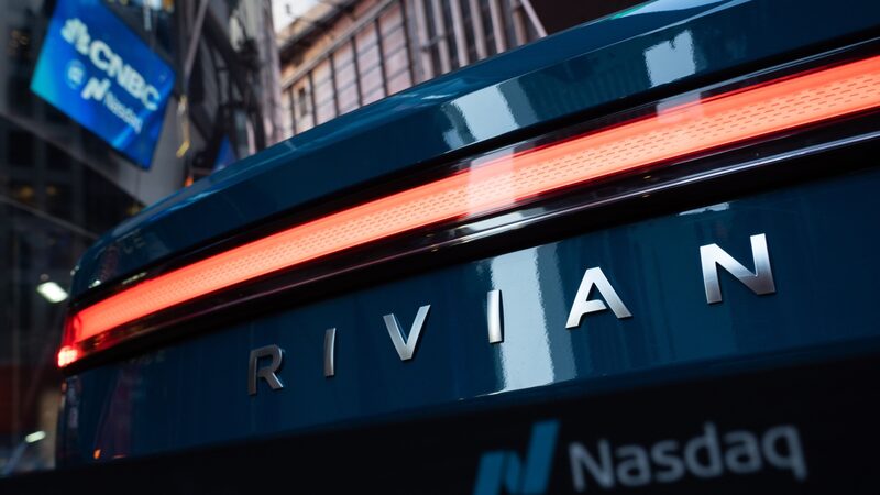 Com demanda fraca, Rivian suspende plano de nova fábrica e economizará US$ 2,3 bi Com demanda fraca, Rivian suspende plano de nova fábrica e economizará US$ 2,3 bi