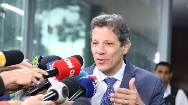 Haddad confirma plano do governo de taxar aplicações financeiras em 17,50% Haddad confirma plano do governo de taxar aplicações financeiras em 17,50%