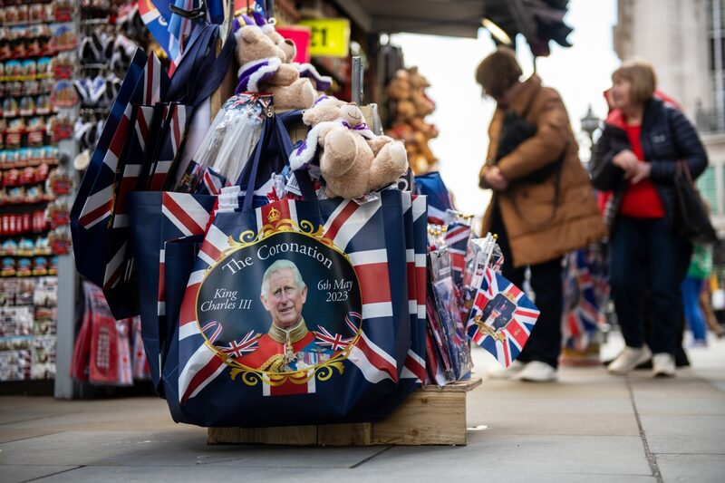 Bolsos conmemorativos a la venta en un puesto de souvenirs antes de la coronación del rey Carlos III, en Londres, Reino Unido. Bolsos conmemorativos a la venta en un puesto de souvenirs antes de la coronación del rey Carlos III, en Londres, Reino Unido.