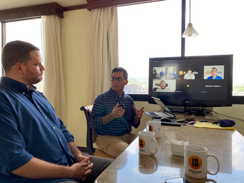 Jorge Castillo e Asdrúbal Velásquez, da equipa Bolicoin, juntamente com outros representantes numa videochamada Jorge Castillo e Asdrúbal Velásquez, da equipa Bolicoin, juntamente com outros representantes numa videochamada