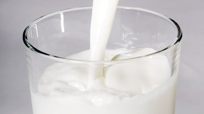 Crisis lechera en Bolivia: gremio pide desregular precios y se declara en emergencia Crisis lechera en Bolivia: gremio pide desregular precios y se declara en emergencia