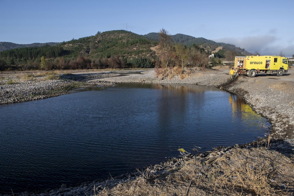 Un trabajador extrae agua del río Mataquito, en la región del Maule (Chile), el jueves 27 de febrero de 2020. Un trabajador extrae agua del río Mataquito, en la región del Maule (Chile), el jueves 27 de febrero de 2020.