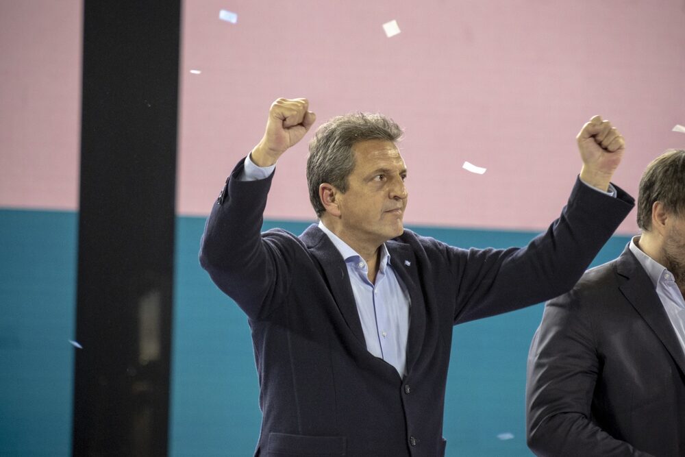 O ministro da Economia obteve uma vitória surpreendente nas eleições gerais e enfrentará o candidato libertário no segundo turno. O ministro da Economia obteve uma vitória surpreendente nas eleições gerais e enfrentará o candidato libertário no segundo turno.