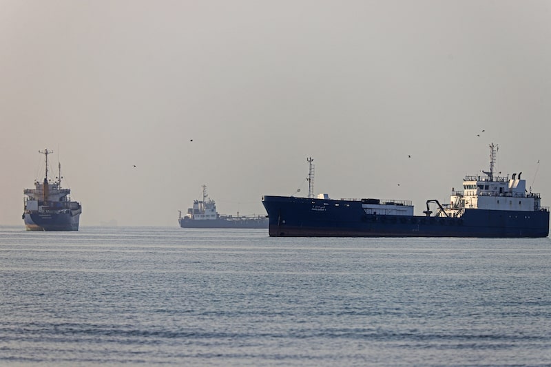 Barcos petroleros en alta mar. Barcos petroleros en alta mar.