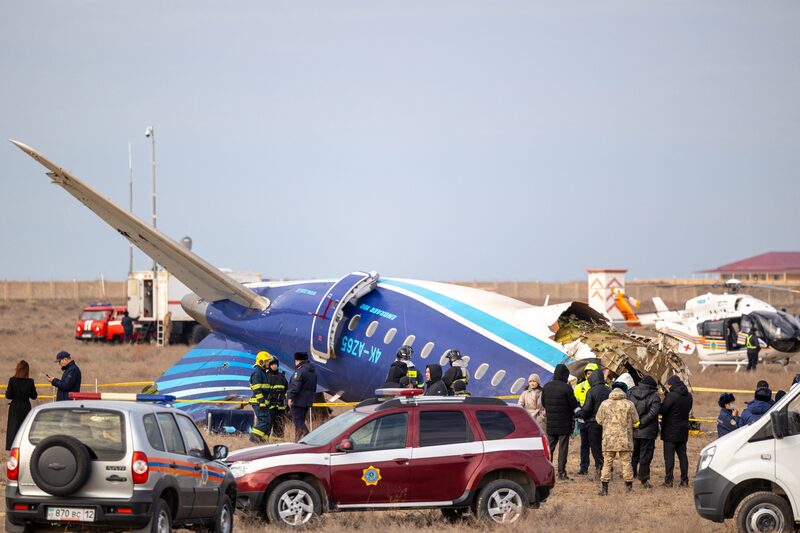 Um avião de passageiros com 69 pessoas caiu perto da cidade de Aktau, no Mar Cáspio, no Cazaquistão, durante uma tentativa de pouso de emergência Um avião de passageiros com 69 pessoas caiu perto da cidade de Aktau, no Mar Cáspio, no Cazaquistão, durante uma tentativa de pouso de emergência