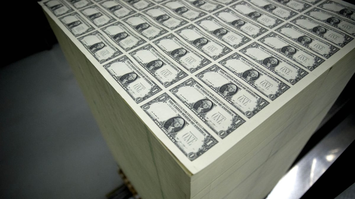 En la imagen, 50 hojas de billetes de un dólar dispuestas para una foto.
