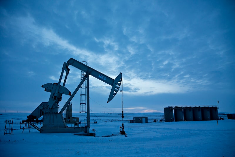 Una bomba de extracción opera sobre un pozo petrolífero en la formación Bakken, en las afueras de Williston, Dakota del Norte. Fotógrafo: Daniel Acker/Bloomberg. Una bomba de extracción opera sobre un pozo petrolífero en la formación Bakken, en las afueras de Williston, Dakota del Norte. Fotógrafo: Daniel Acker/Bloomberg.