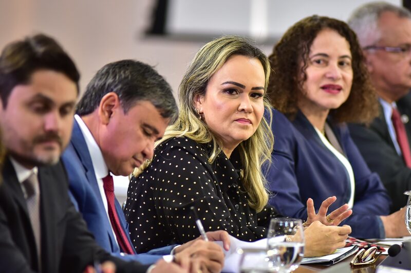 El presidente de Brasil, Luiz Inácio Lula da Silva, sustituirá a la Ministra de Turismo, Daniela Carneiro, en el centro, en un esfuerzo por reforzar su apoyo en el Congreso. Fotógrafo: Ton Molina/Bloomberg El presidente de Brasil, Luiz Inácio Lula da Silva, sustituirá a la Ministra de Turismo, Daniela Carneiro, en el centro, en un esfuerzo por reforzar su apoyo en el Congreso. Fotógrafo: Ton Molina/Bloomberg