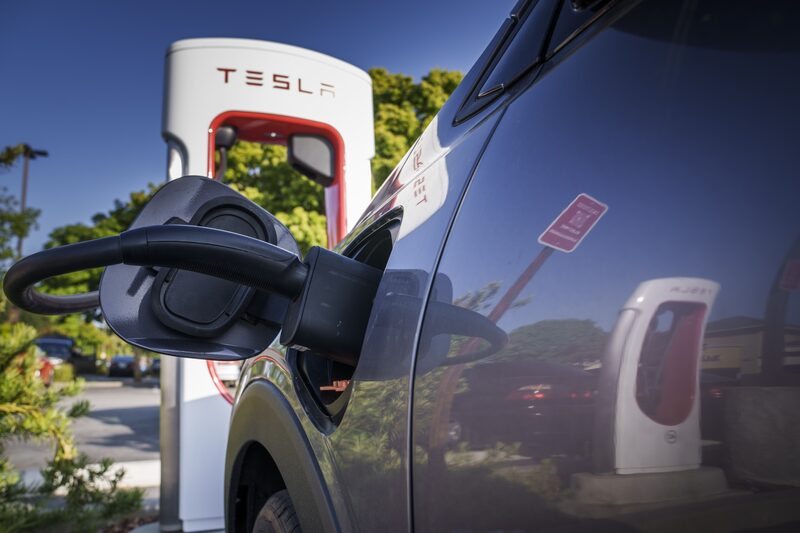 Tesla ha tardado en hacer accesibles sus cargadores a otros vehículos eléctricos. Tesla ha tardado en hacer accesibles sus cargadores a otros vehículos eléctricos.