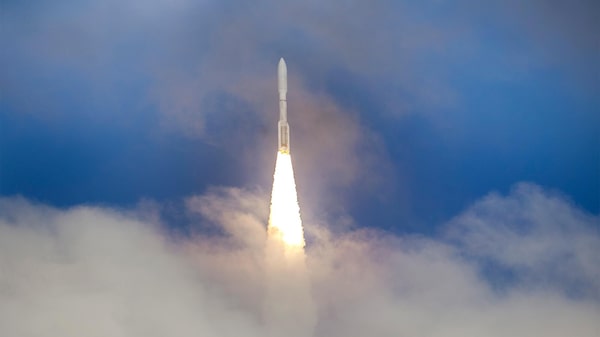 Amazon lanza primeros satélites de su sistema de internet que busca competir con SpaceX Amazon lanza primeros satélites de su sistema de internet que busca competir con SpaceX