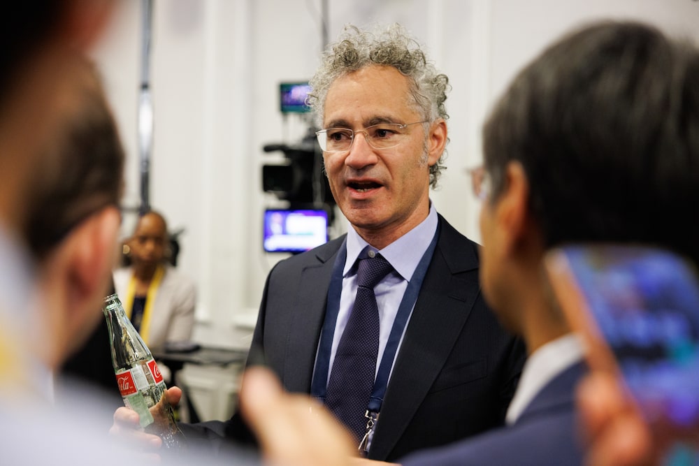 Alex Karp, director ejecutivo de Palantir Technologies Inc., afirmó que los desarrolladores de sistemas de inteligencia artificial deben ser responsables de su propio trabajo, en lugar de depender de la regulación gubernamental.
«La primera línea de defensa es que uno es responsable de sus propios actos», declaró Karp en una entrevista con CNBC al ser preguntado sobre la creciente preocupación de que la IA amenace a la humanidad, lo que ha llevado al director ejecutivo de Anthropic PBC, Dario Amodei, y a otros a pedir una desaceleración generalizada del desarrollo de la IA en la industria. «El primer paso es preguntar: "De acuerdo, ya lo han revelado, ¿qué van a hacer al respecto?"» Alex Karp, director ejecutivo de Palantir Technologies Inc., afirmó que los desarrolladores de sistemas de inteligencia artificial deben ser responsables de su propio trabajo, en lugar de depender de la regulación gubernamental.
«La primera línea de defensa es que uno es responsable de sus propios actos», declaró Karp en una entrevista con CNBC al ser preguntado sobre la creciente preocupación de que la IA amenace a la humanidad, lo que ha llevado al director ejecutivo de Anthropic PBC, Dario Amodei, y a otros a pedir una desaceleración generalizada del desarrollo de la IA en la industria. «El primer paso es preguntar: "De acuerdo, ya lo han revelado, ¿qué van a hacer al respecto?"»