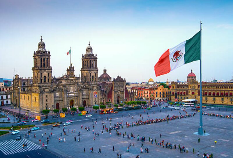 La bandera mexicana ondea sobre el Zócalo, la plaza principal de la Ciudad de México. La bandera mexicana ondea sobre el Zócalo, la plaza principal de la Ciudad de México.