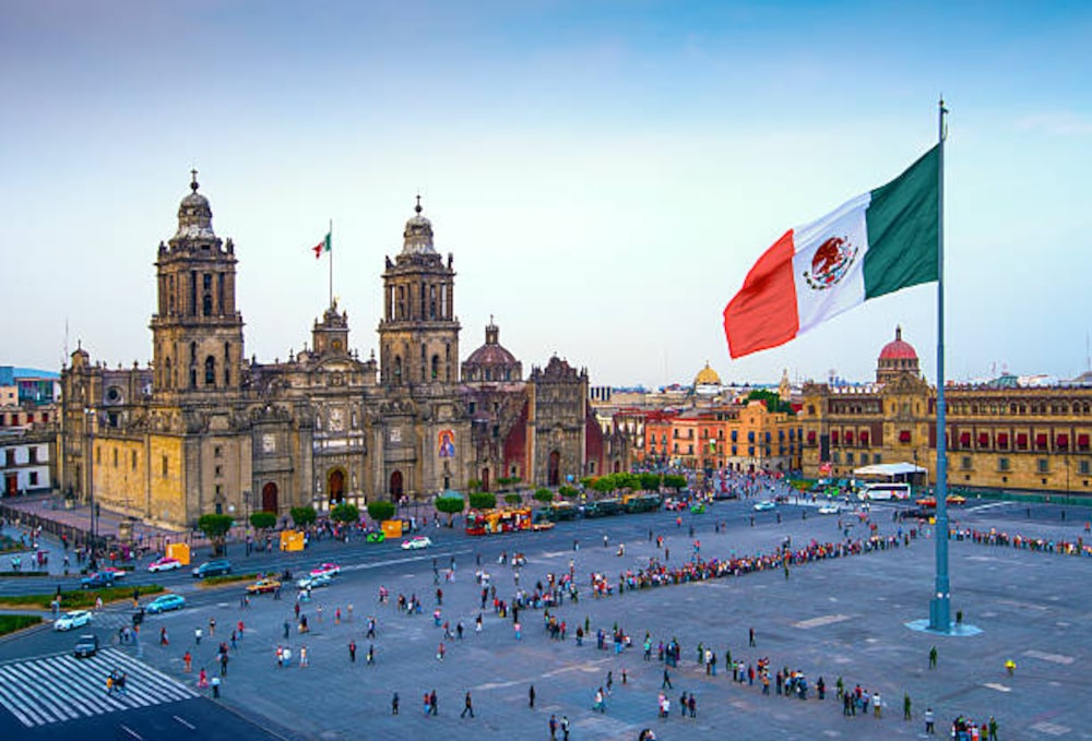 La bandera mexicana ondea sobre el Zócalo, la plaza principal de la Ciudad de México. La bandera mexicana ondea sobre el Zócalo, la plaza principal de la Ciudad de México.