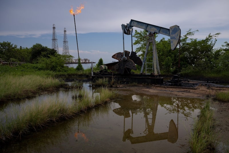 Una bomba de extracción de petróleo de Petróleos de Venezuela S.A. (PDVSA) en la orilla del lago Maracaibo, en Cabimas, estado de Zulia, Venezuela, el sábado 5 de septiembre de 2026. Una bomba de extracción de petróleo de Petróleos de Venezuela S.A. (PDVSA) en la orilla del lago Maracaibo, en Cabimas, estado de Zulia, Venezuela, el sábado 5 de septiembre de 2026.