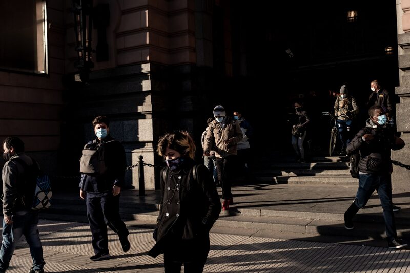 Bajan los casos, crece la vacunación y se flexibilizan actividades nocturnas; aún así, persiste la amenaza Delta Bajan los casos, crece la vacunación y se flexibilizan actividades nocturnas; aún así, persiste la amenaza Delta