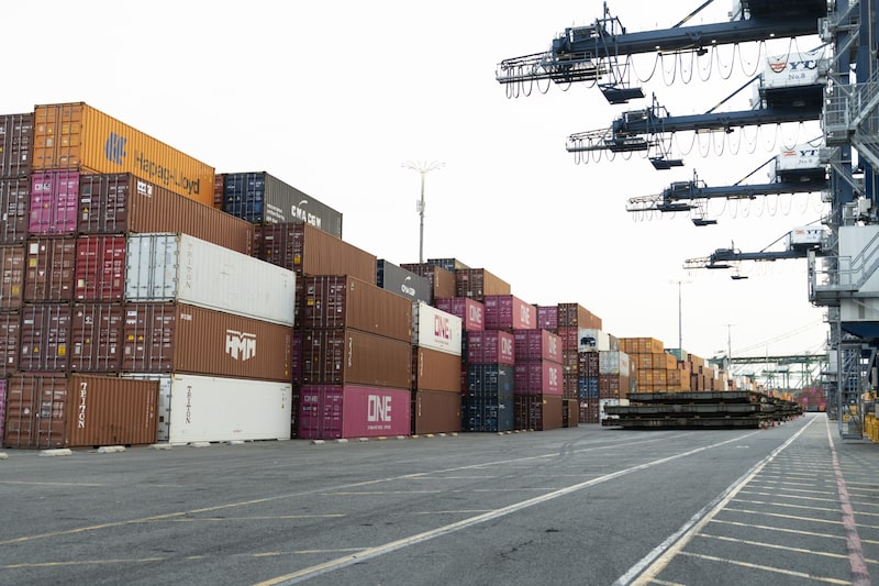 China suspende restricciones a empresas de EE.UU. tras tregua comercial. China suspende restricciones a empresas de EE.UU. tras tregua comercial.