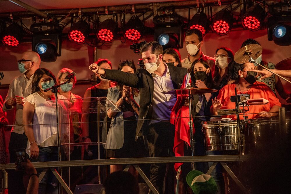 Gabriel Boric en el escenario durante una manifestación de la noche electoral en Santiago, Chile, el domingo 21 de noviembre de 2021. El candidato conservador a la presidencia de Chile, José Antonio Kast, y su rival de izquierda, Boric, se enfrentarán en una segunda vuelta el próximo mes, preparando el escenario para las elecciones más divisivas desde el retorno de la democracia en 1990. Fotógrafo: Cristóbal Olivares/Bloomberg Gabriel Boric en el escenario durante una manifestación de la noche electoral en Santiago, Chile, el domingo 21 de noviembre de 2021. El candidato conservador a la presidencia de Chile, José Antonio Kast, y su rival de izquierda, Boric, se enfrentarán en una segunda vuelta el próximo mes, preparando el escenario para las elecciones más divisivas desde el retorno de la democracia en 1990. Fotógrafo: Cristóbal Olivares/Bloomberg