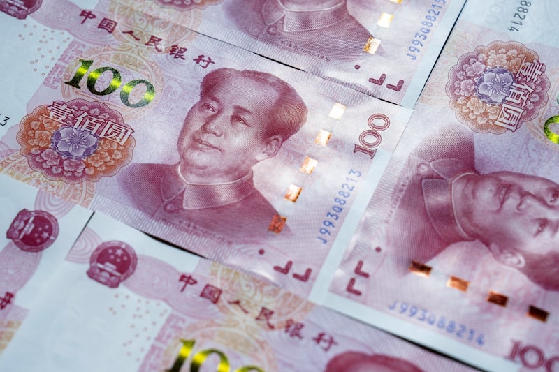 Billetes de cien yuanes apilados en Shanghái, China, el martes 7 de enero de 2025. China mantuvo un estricto control sobre el yuan mediante su tipo de cambio de referencia diario, ya que la subida repentina del dólar durante la noche amenazaba con minar la confianza en esta moneda controlada y en sus homólogas asiáticas. Billetes de cien yuanes apilados en Shanghái, China, el martes 7 de enero de 2025. China mantuvo un estricto control sobre el yuan mediante su tipo de cambio de referencia diario, ya que la subida repentina del dólar durante la noche amenazaba con minar la confianza en esta moneda controlada y en sus homólogas asiáticas.