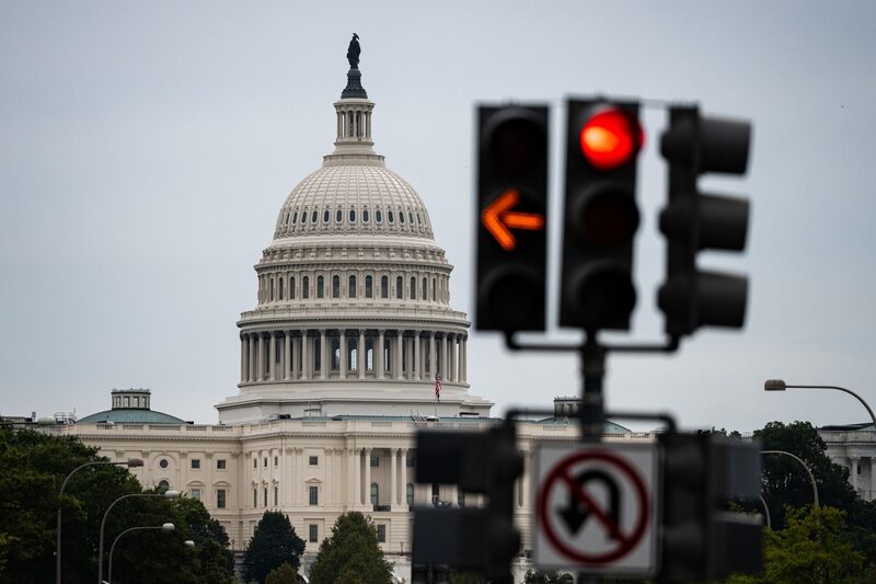 Impasse sobre orçamento americano começou nesta quarta-feira (1º) e pressiona bolsas nos Estados Unidos Impasse sobre orçamento americano começou nesta quarta-feira (1º) e pressiona bolsas nos Estados Unidos