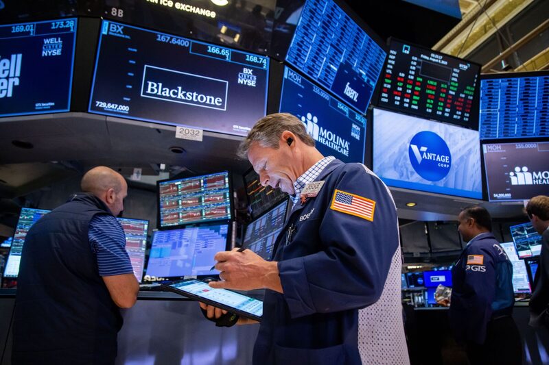 Los operadores trabajan en la sala de la Bolsa de Nueva York (NYSE) en Nueva York. Fotógrafo: Michael Nagle/Bloomberg. Los operadores trabajan en la sala de la Bolsa de Nueva York (NYSE) en Nueva York. Fotógrafo: Michael Nagle/Bloomberg.