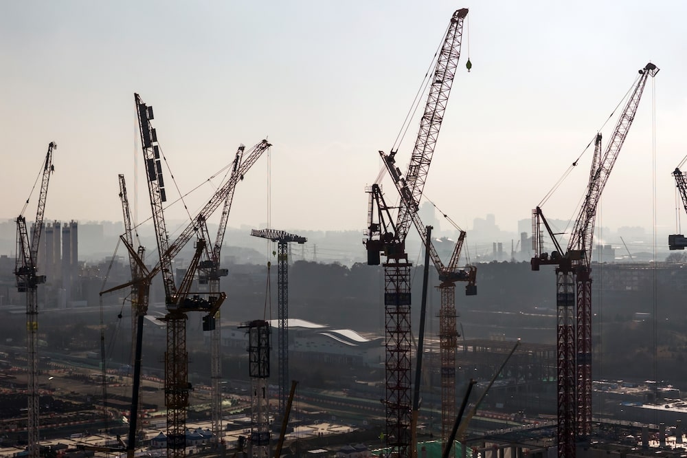 Grúas en una obra de construcción de la planta de semiconductores P5 de Samsung Electronics Co. en Pyeongtaek, provincia de Gyeonggi, Corea del Sur. Grúas en una obra de construcción de la planta de semiconductores P5 de Samsung Electronics Co. en Pyeongtaek, provincia de Gyeonggi, Corea del Sur.