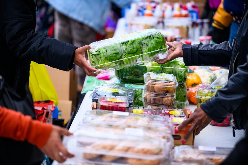 Voluntarios distribuyen alimentos donados en un centro de distribución del Banco de Alimentos del Área Capital en Hyattsville, Maryland. Fotógrafo: Pete Kiehart/Bloomberg. Voluntarios distribuyen alimentos donados en un centro de distribución del Banco de Alimentos del Área Capital en Hyattsville, Maryland. Fotógrafo: Pete Kiehart/Bloomberg.