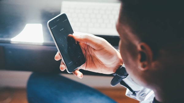 Tenga cuidado con los que espían su teléfono por encima del hombro Tenga cuidado con los que espían su teléfono por encima del hombro