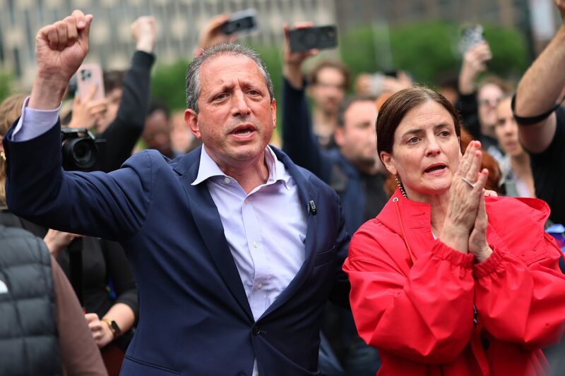 Lander, que negó haber agredido a un agente, fue puesto en libertad más tarde ese mismo día y se le dijo que no se enfrentaría a cargos. Lander, que negó haber agredido a un agente, fue puesto en libertad más tarde ese mismo día y se le dijo que no se enfrentaría a cargos.