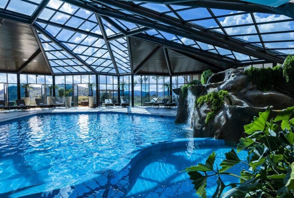 Vista para piscina coberta de um dos hotéis da empresa em Campos do Jordão (SP) Vista para piscina coberta de um dos hotéis da empresa em Campos do Jordão (SP)