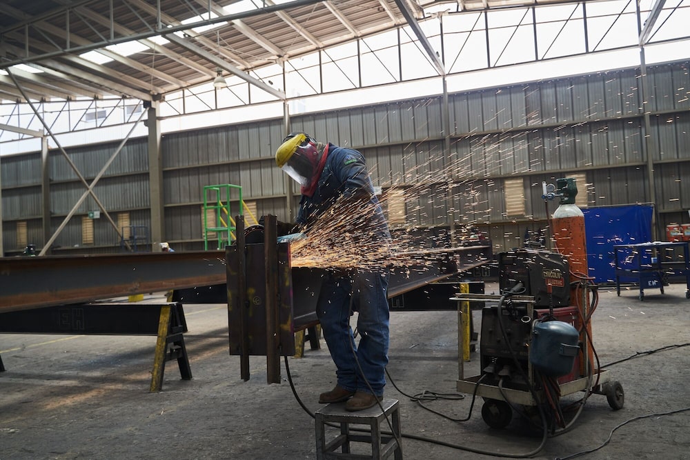 Un trabajador esmerila una viga en una planta siderúrgica de San Luis Potosí, en el estado de San Luis Potosí (México), el viernes 2 de agosto de 2024. Estados Unidos está aplicando aranceles a los envíos de acero y aluminio que llegan a través de México, en un intento por impedir que China eluda los aranceles vigentes mediante los denominados "transbordos". Un trabajador esmerila una viga en una planta siderúrgica de San Luis Potosí, en el estado de San Luis Potosí (México), el viernes 2 de agosto de 2024. Estados Unidos está aplicando aranceles a los envíos de acero y aluminio que llegan a través de México, en un intento por impedir que China eluda los aranceles vigentes mediante los denominados "transbordos".