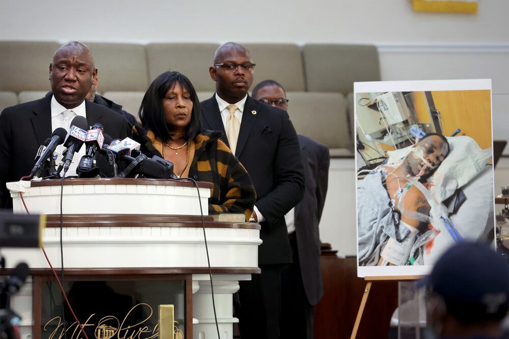 Flanqueado por Rodney Wells, al centro, y RowVaughn Wells, padrastro y madre de Tire Nichols, el abogado de derechos civiles Ben Crump habla junto a una foto de Tire Nichols durante una conferencia de prensa en Memphis, Tennessee, el 27 de enero. Fotógrafo: Scott Olson /Getty Images Flanqueado por Rodney Wells, al centro, y RowVaughn Wells, padrastro y madre de Tire Nichols, el abogado de derechos civiles Ben Crump habla junto a una foto de Tire Nichols durante una conferencia de prensa en Memphis, Tennessee, el 27 de enero. Fotógrafo: Scott Olson /Getty Images