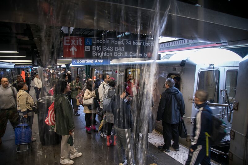 Chuva inunda ruas de Nova York e paralisa linhas de metrô Chuva inunda ruas de Nova York e paralisa linhas de metrô
