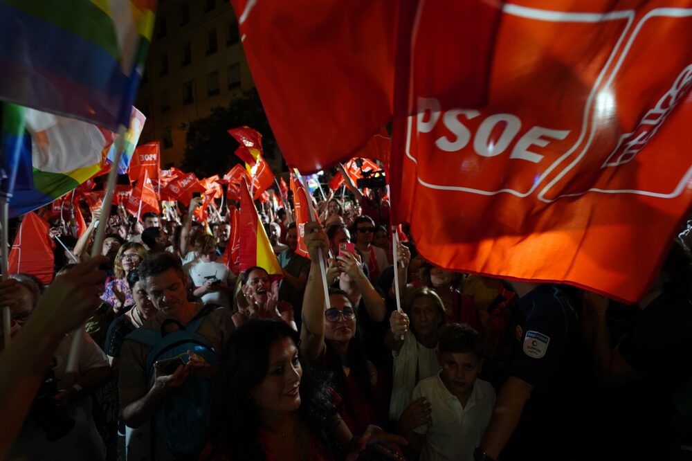 Simpatizantes de Pedro Sánchez durante un mitin de la noche electoral en la sede del partido PSOE en Madrid, España, el domingo 23 de julio de 2023. Fotógrafa: Manaure Quintero/Bloomberg Simpatizantes de Pedro Sánchez durante un mitin de la noche electoral en la sede del partido PSOE en Madrid, España, el domingo 23 de julio de 2023. Fotógrafa: Manaure Quintero/Bloomberg