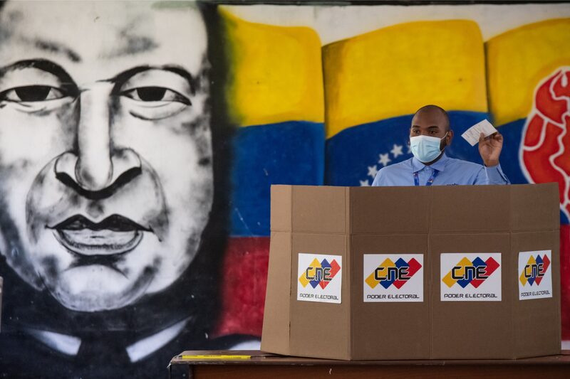Un votante deposita su voto en un colegio electoral durante las elecciones regionales en Caracas, Venezuela, el domingo 21 de noviembre de 2021. Un votante deposita su voto en un colegio electoral durante las elecciones regionales en Caracas, Venezuela, el domingo 21 de noviembre de 2021.