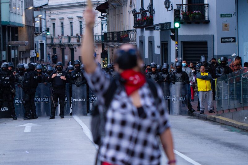 Agentes de policía forman una fila durante la protesta indígena y de otros movimientos sociales que inició el 13 de junio. Agentes de policía forman una fila durante la protesta indígena y de otros movimientos sociales que inició el 13 de junio.