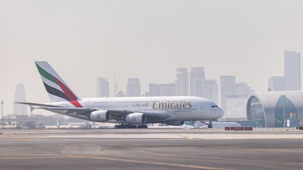 Emirates prevê retomada parcial de voos em Dubai após incidente com drone Emirates prevê retomada parcial de voos em Dubai após incidente com drone