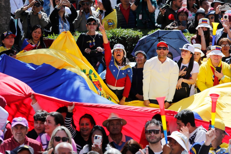 Comunidad venezolana le da la bienvenida a Edmundo González Urrutia en Ecuador. Comunidad venezolana le da la bienvenida a Edmundo González Urrutia en Ecuador.