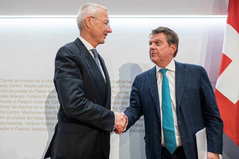 Axel Lehmann (à esquerda) e Colm Kelleher, presidentes do conselho do Credit Suisse e do UBS, respectivamente, em Berna após o anúncio do acordo histórico que uniu os dois maiores bancos da Suíça Axel Lehmann (à esquerda) e Colm Kelleher, presidentes do conselho do Credit Suisse e do UBS, respectivamente, em Berna após o anúncio do acordo histórico que uniu os dois maiores bancos da Suíça