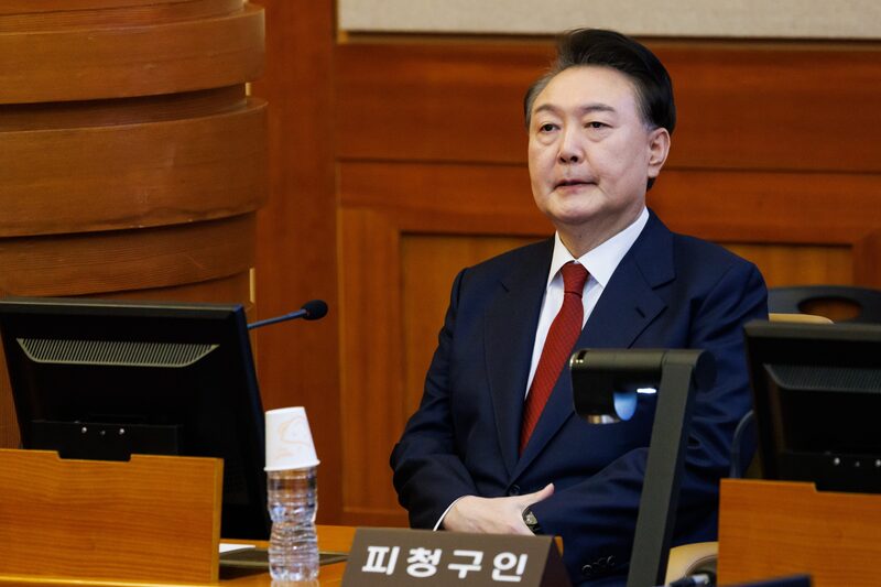 Yoon tiene previsto presentar sus argumentos finales ante el Tribunal Constitucional el martes por la tarde. Yoon tiene previsto presentar sus argumentos finales ante el Tribunal Constitucional el martes por la tarde.