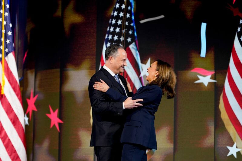 La vicepresidenta de EE.UU. Kamala Harris, a la derecha, y el segundo caballero de EE.UU. Doug Emhoff se abrazan tras su discurso durante la Convención Nacional Demócrata (DNC) en el United Center de Chicago, Illinois, EE.UU., el jueves 22 de agosto de 2024. La vicepresidenta de EE.UU. Kamala Harris, a la derecha, y el segundo caballero de EE.UU. Doug Emhoff se abrazan tras su discurso durante la Convención Nacional Demócrata (DNC) en el United Center de Chicago, Illinois, EE.UU., el jueves 22 de agosto de 2024.