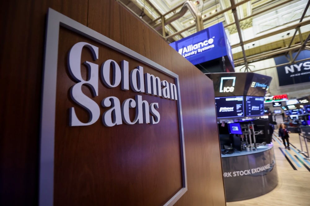 Letreros de Goldman Sachs en el parqué de la Bolsa de Nueva York. Letreros de Goldman Sachs en el parqué de la Bolsa de Nueva York.